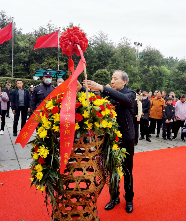 中国国际文化传播中心执行主席龙宇翔一行到韶山缅怀伟大领袖毛主席