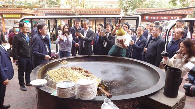 梁振英率团到新疆调研，称香港可向世界持续讲好新疆故事