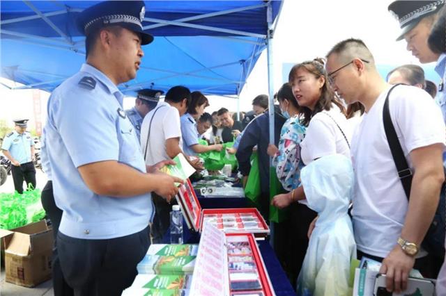 警银联盟 携手禁毒 鄂尔多斯举办“6·26”国际禁毒日主题宣传暨警银禁毒联盟揭牌仪式