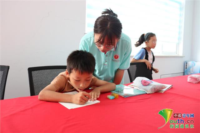 安师学子三下乡：正确认识自我，歌声唱响未来