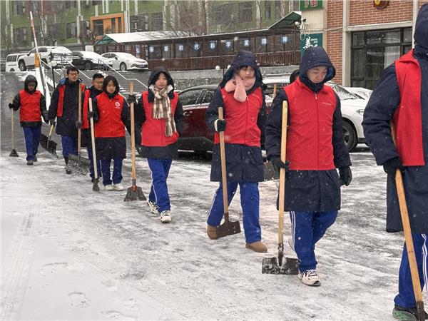 长春市红旗街道清雪记：专业清雪显威力，义务力量聚合力