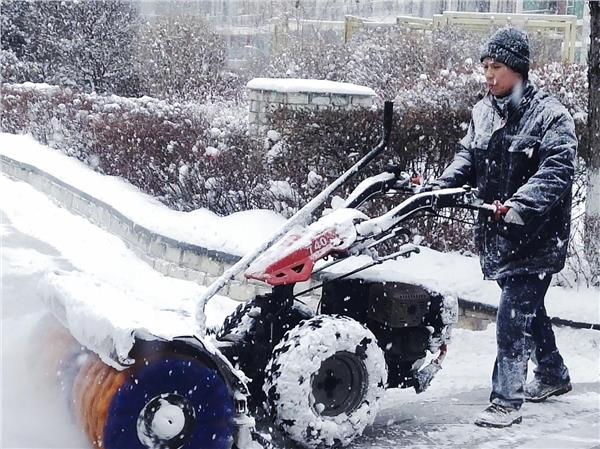 长春市红旗街道清雪记：专业清雪显威力，义务力量聚合力