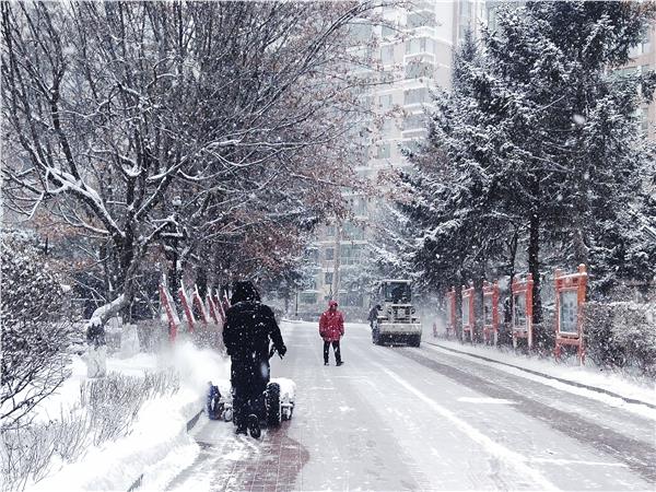 长春市红旗街道清雪记：专业清雪显威力，义务力量聚合力