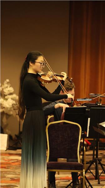 爱尔兰高威大学交响乐团闪耀“世界因爱而生”春晚 首席小提琴手中国女孩李雨辰携海顿惊艳中外