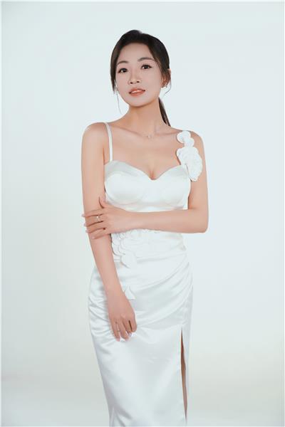 _IBK_3.JPG 中国国际新闻杂志社音乐传播院院长娅琳由广州大彩精心打造原创企业之歌《大彩之梦》正式上线