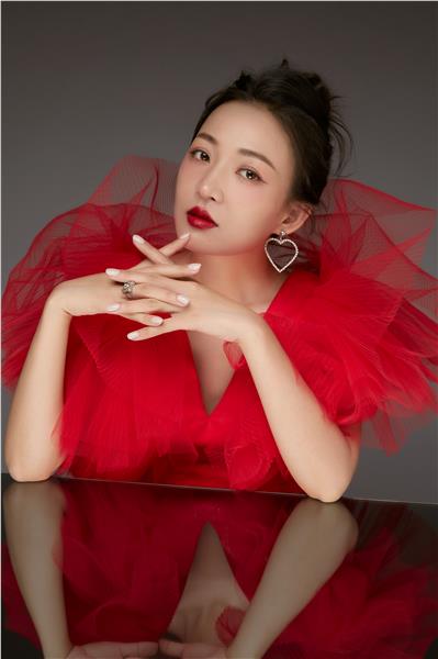 _IBK_2.JPG 中国国际新闻杂志社音乐传播院院长娅琳由广州大彩精心打造原创企业之歌《大彩之梦》正式上线