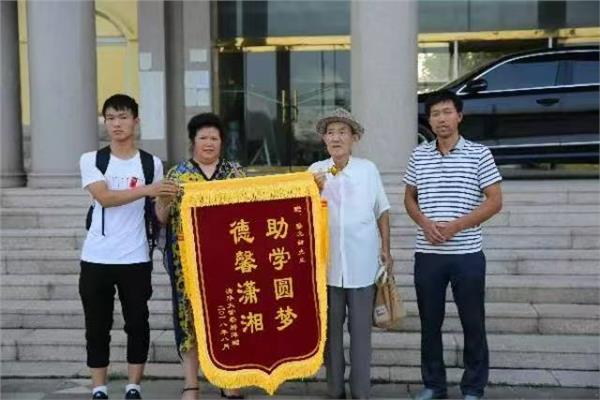 _IBK_1.JPG 六秩党徽映初心 毕生薪火照寒门——记老党员蔡允新的赤子长歌