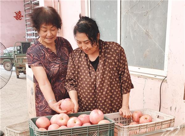 _IBK_6.JPG 笔墨绘生活,文化入基层——著名画家高文清莅临山东省栖霞市喜祥果蔬开展文化交流活动