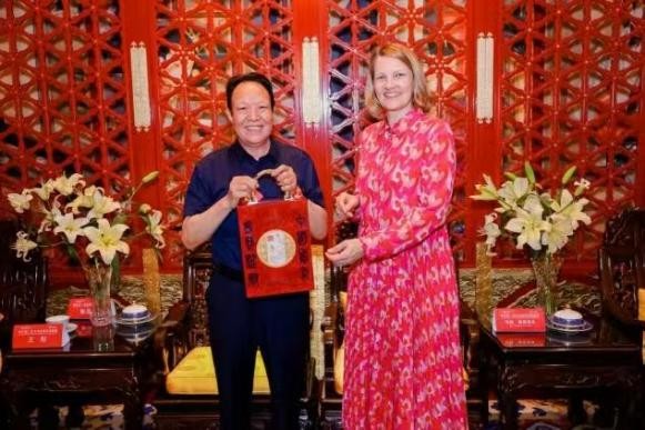 _IBK_5.jpg 纪念毛主席诞辰132周年——推荐艺术家康新云