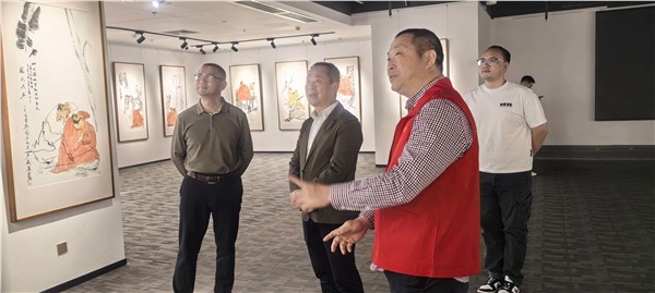 _IBK_1.jpg 上海戏剧学院教授光临禾花美术馆参观埙篪和鸣——王利、王林兄弟中国画巡展