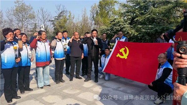 _IBK_3.jpg 松柏凝翠寄哀思,丰碑巍峨铸忠魂———蚌埠“慈善润心”公益平台开展清明祭扫活动