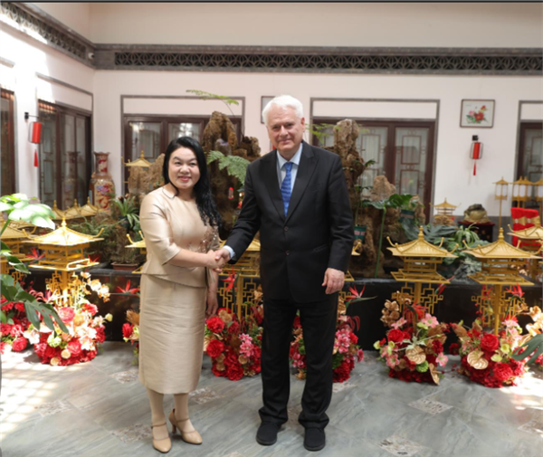 _IBK_图片2.png 丝路环行会客厅北京总部负责人刘艳英会见克罗地亚前总统伊沃·约西波维奇 敲定海外商务考察计划