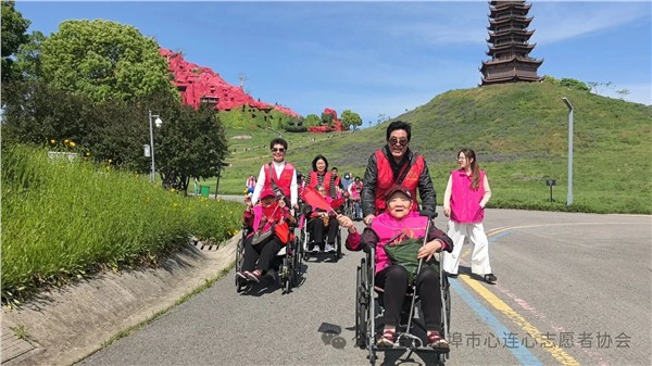 _IBK_5.jpg 爱心伴出游 温情暖夕阳