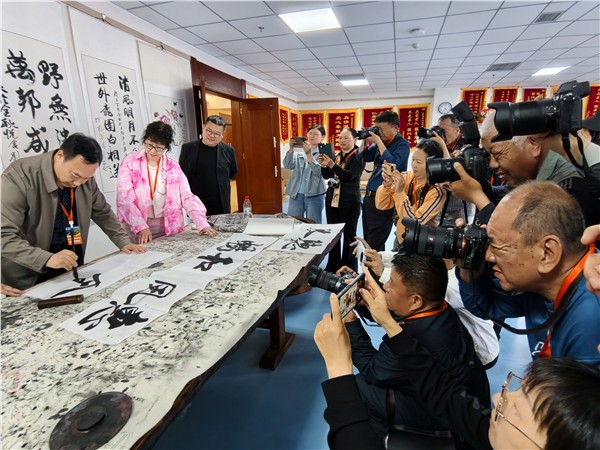 _IBK_4.jpg 镜头记桑榆 调研惠养老——安阳市老干部大学摄影班走进金秋养老院开展调研采风活动
