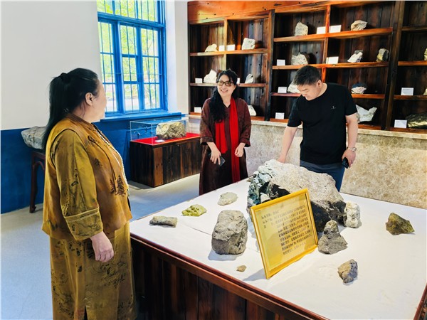 _IBK_4.jpg 文化赋能实业 笔墨共绘新篇——著名画家高文清莅临桓仁矿业开展文化交流