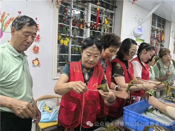 _IBK_3.jpg 粽叶飘香迎端午 敬老爱老暖人心——蚌埠市心连心志愿者协会走进祥和老年公寓开展端午慰问活动