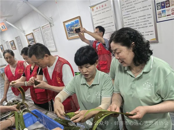 _IBK_2.jpg 粽叶飘香迎端午 敬老爱老暖人心——蚌埠市心连心志愿者协会走进祥和老年公寓开展端午慰问活动