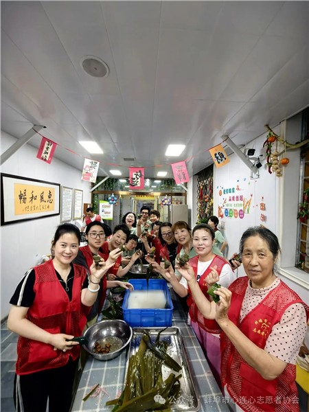 _IBK_4.jpg 粽叶飘香迎端午 敬老爱老暖人心——蚌埠市心连心志愿者协会走进祥和老年公寓开展端午慰问活动