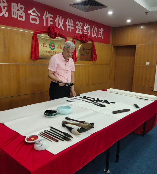 _IBK_图片2.png 笔墨传情促发展 湖南韶山红色文化研究会毛坚平会长莅临广州国览医疗器械城考察调研