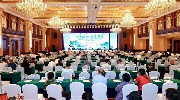 _IBK_640.jpg 陈献春应邀出席全球湘商贵州安顺行招商引资推介会并发表演讲、签署合作协议