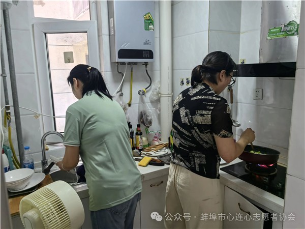 _IBK_微信图片_2026-08-23_173610_558.jpg 爱心午餐暖人心志愿服务进家门——蚌埠市心连心志愿者协会走进佳源东方都市