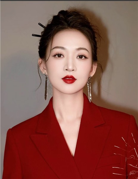 _IBK_1.jpg 著名青年原创灵魂歌者、爱国音乐艺术家娅琳受聘《中国国际新闻》杂志社和《精忠报国》杂志社音乐传播院院长