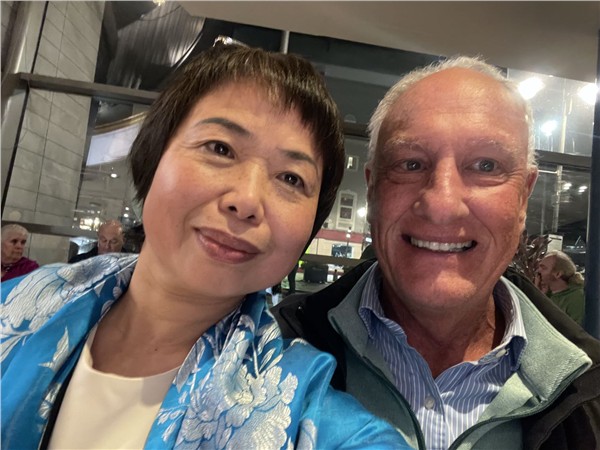 _IBK_13.jpg 国庆夜,中国国际新闻杂志社爱尔兰分社社长陈秋梅——倾情助力爱尔兰国宝Jimmy MacCarthy 重返巅峰