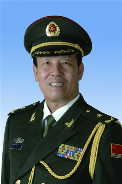 解放军南京政治学院原政委,精忠报国杂志社、中国国际新闻杂志社名誉顾问文忠民将军向台湾会馆赠送爱国书法作品